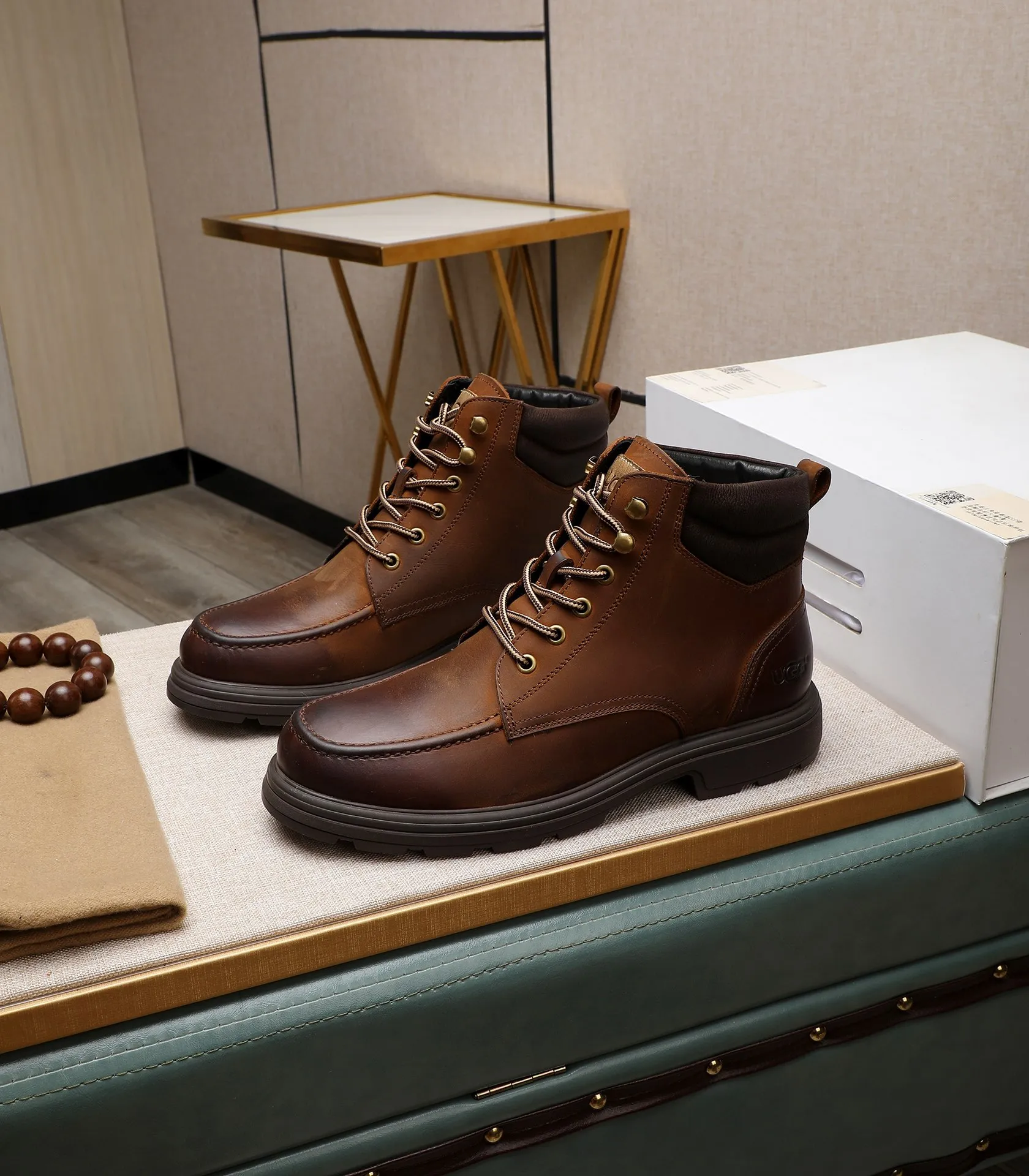 Men's men's shoes💰640 UGG (100% genuine wool lining, 10% off for fake ones) Please pay attention to the quality of the original order and compare the thickness of the wool🏮🏮Hot-selling UGG from Australia's warm luxury brand men's shoes, the official website is synchronized, Beckham men's style..., made of imported top-layer waxed cowhide, waxed toe cap, Australian real wool velvet lining Carefully sewn...Imported rubber Martin boots outsole (comfortable, soft and wear-resistant). I really like the quality..Exquisite workmanship. You can't put it down at first sight. Size 39-44